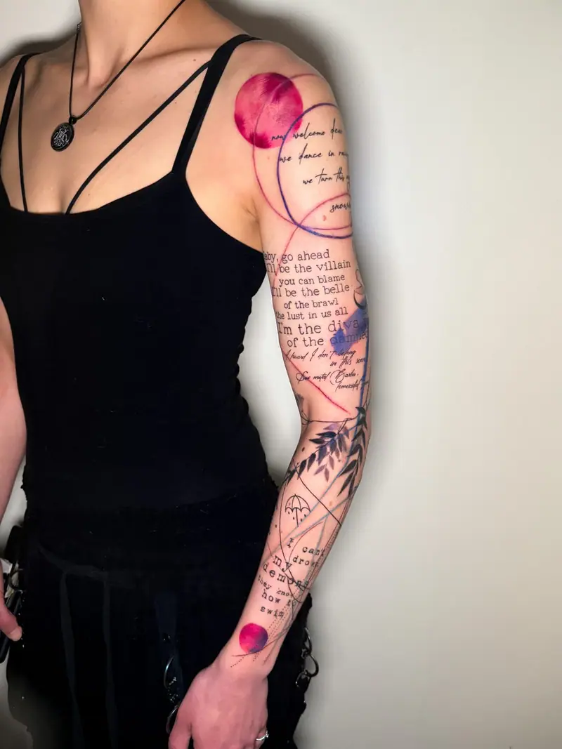 Feinlinien-Sleeve mit Schriftzug und botanischen Motiven, zarte Arbeit von Maya.