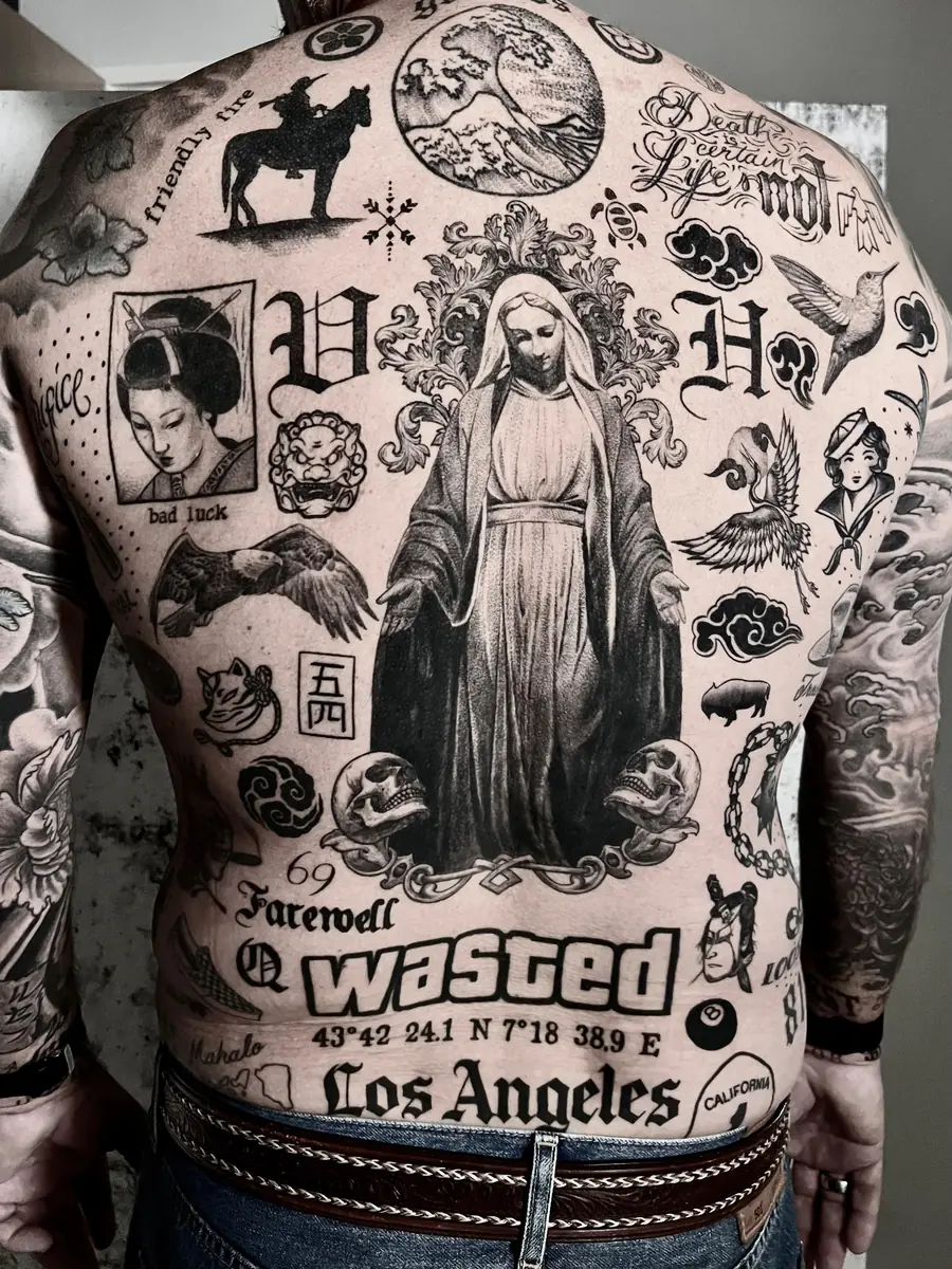Großflächig tätowierter Rücken in Black & Grey: eine Madonnenfigur in der Mitte, umgeben von vielen kleineren Motiven.