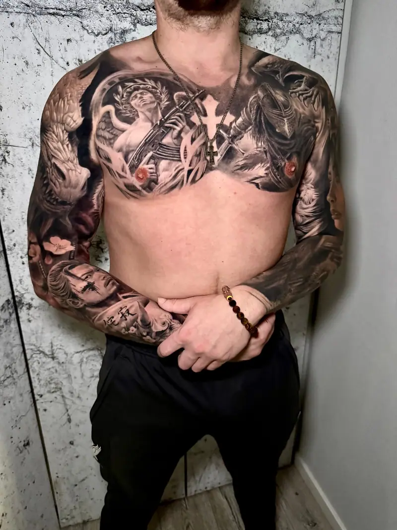 Großflächiges Black-&-Grey-Bodysuit-Tattoo von Sabina: Statuen- und Engelsmotive über Brust und beide Arme.