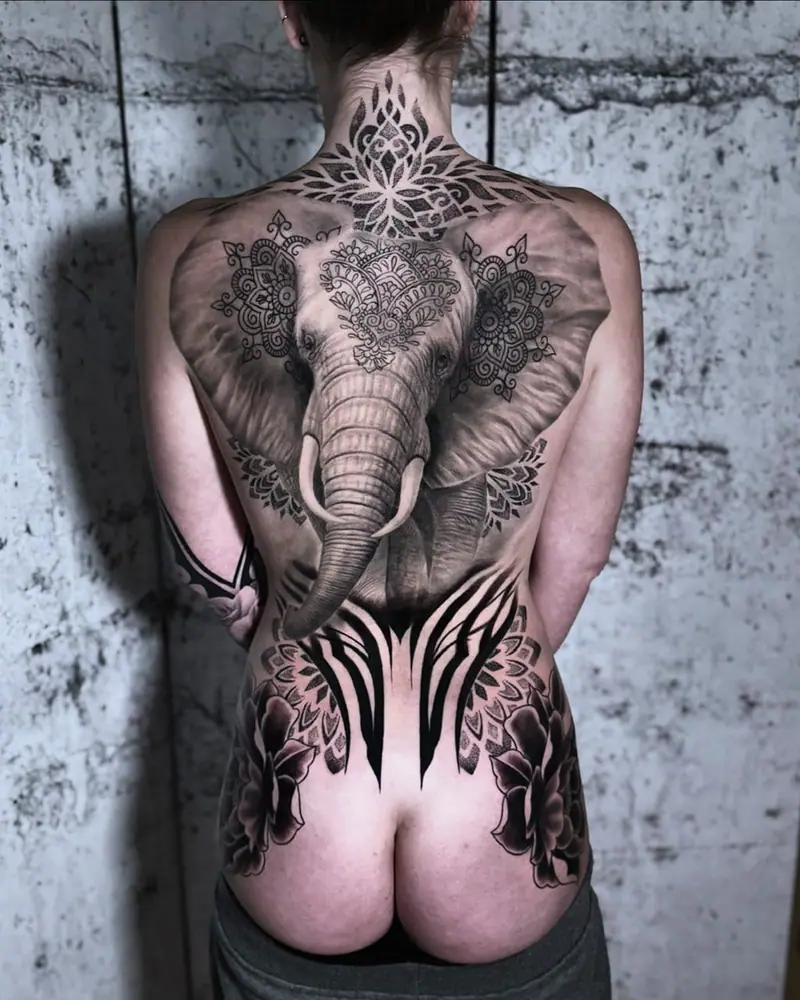 Rückentattoo mit Elefant und Mandala-Ornamentik in Black & Grey, tätowiert von Sabina.