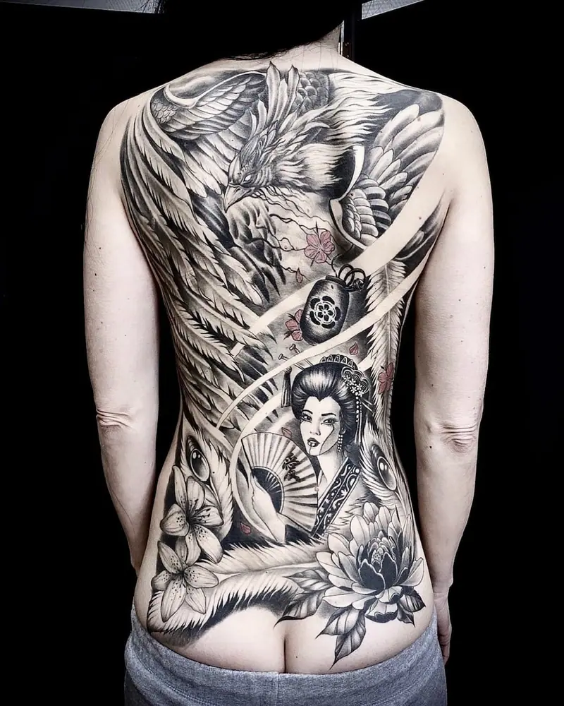 Rückentattoo mit Geisha, Adler und Kirschblüten in Black & Grey, tätowiert von Sabina.