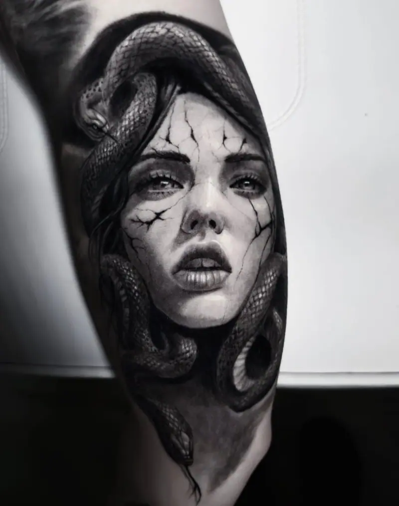 Medusa-Tattoo in Black & Grey: Frauenporträt mit Schlangen im Haar, tätowiert von Sabina in Frankfurt.