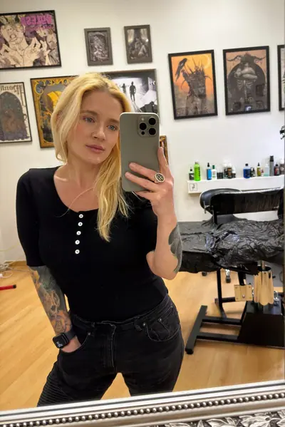 Sabina, Tätowiererin und Inhaberin der Last Hope Tattoo Gallery in Frankfurt.