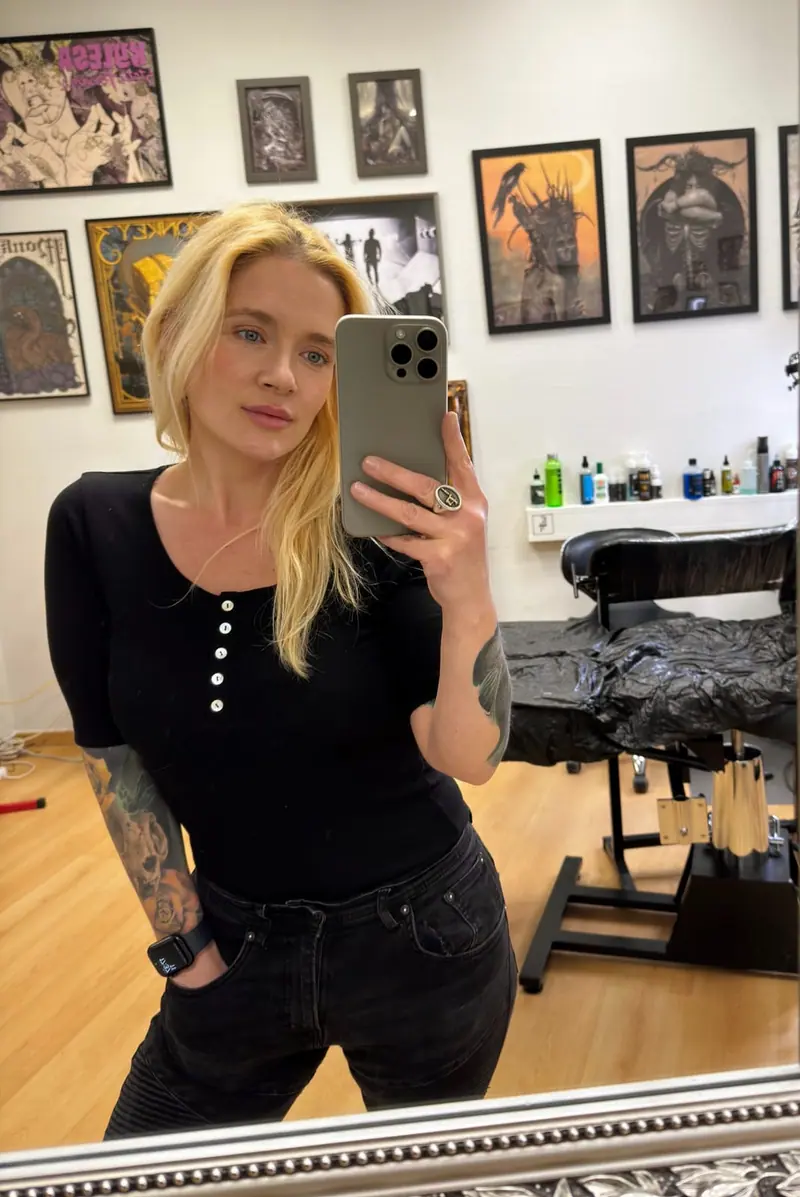 Sabina, Tätowiererin und Inhaberin der Last Hope Tattoo Gallery in Frankfurt.
