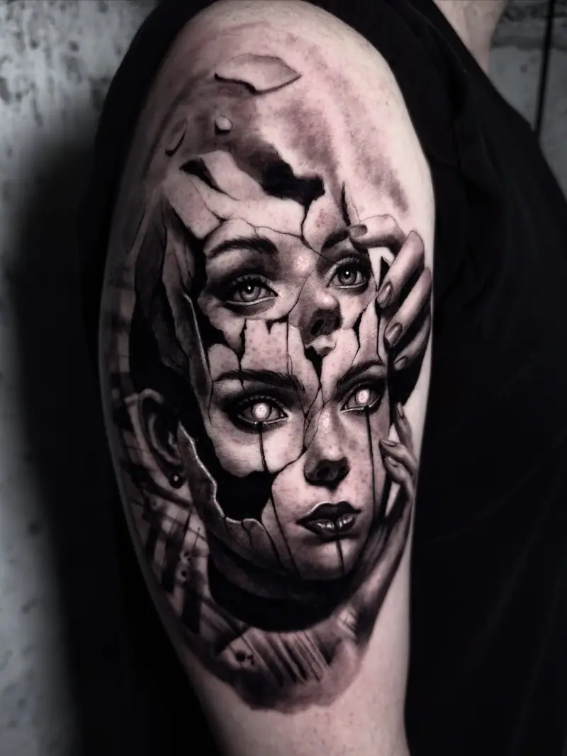 Surrealistisches Porträt mit aufgebrochener Gesichtsstruktur am Oberarm, Black & Grey von Sabina.