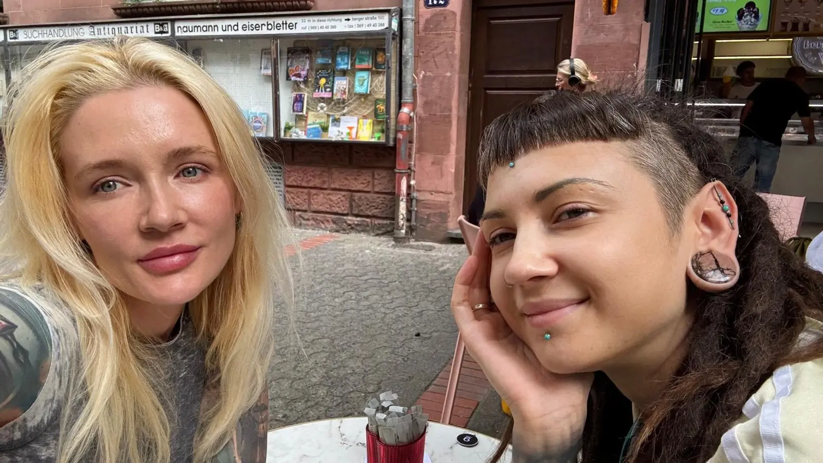 Zwei Personen an einem Cafétisch auf der Straße in Frankfurt-Bornheim.