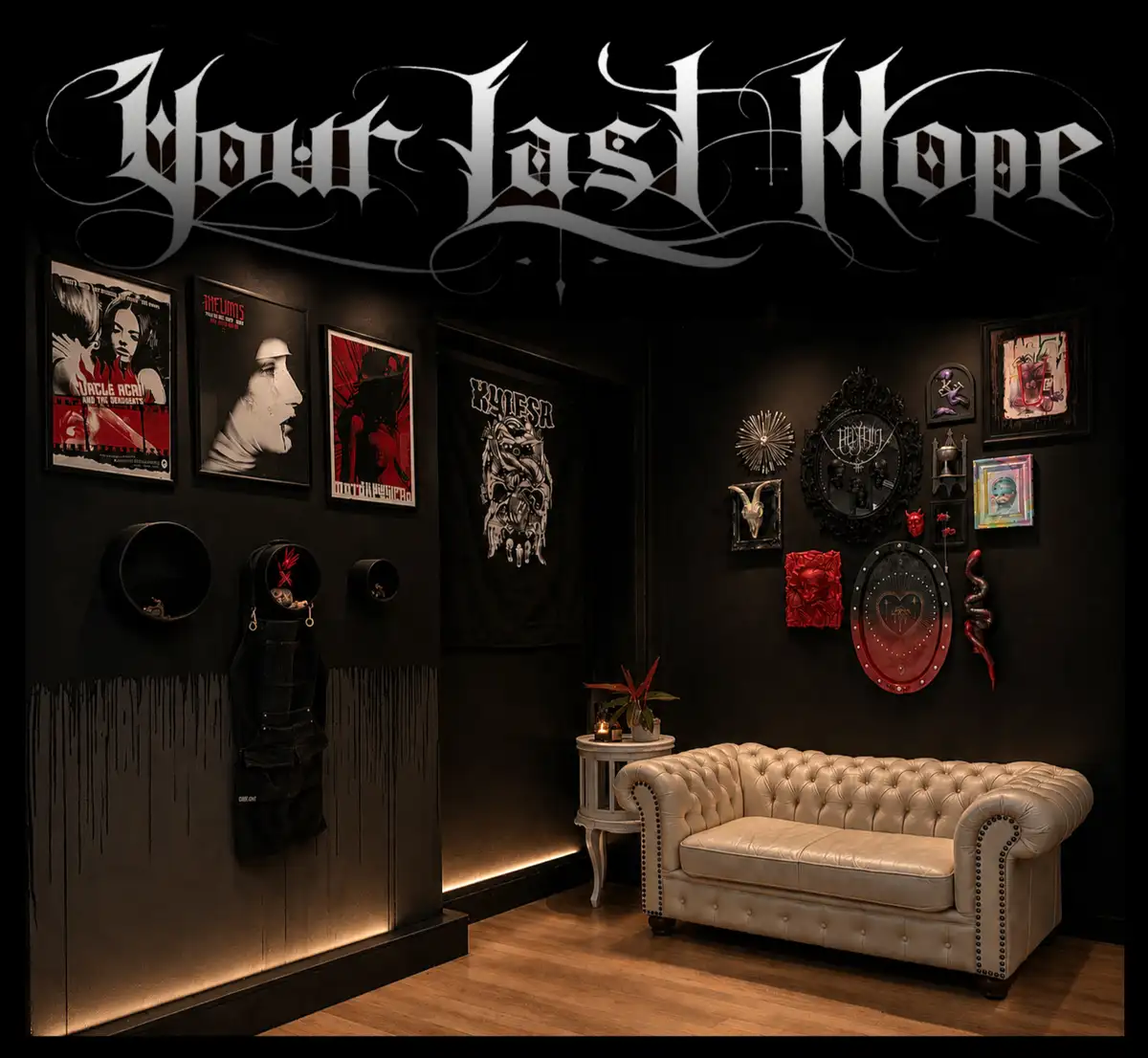 Die Lounge der Last Hope Tattoo Gallery in Frankfurt: schwarze Wand mit Kunstwerken, Chesterfield-Sofa und dem Schriftzug „Your Last Hope“.