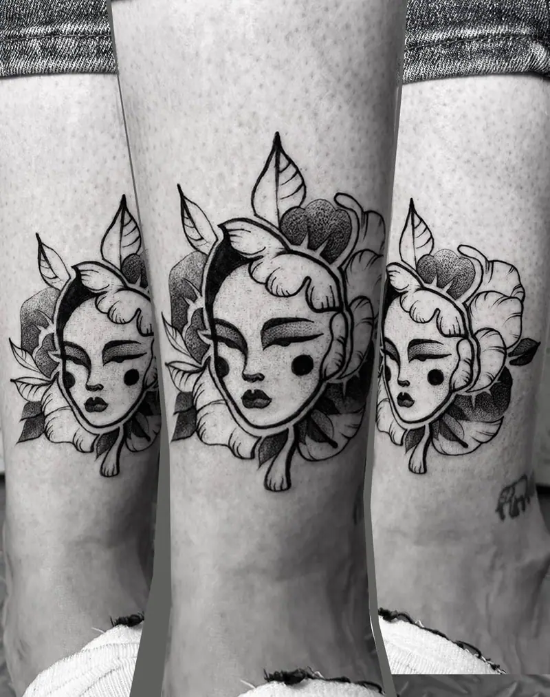 Frauenkopf mit Blättern in Dotwork und Whip-Shading, tätowiert von Valeriia in Frankfurt.