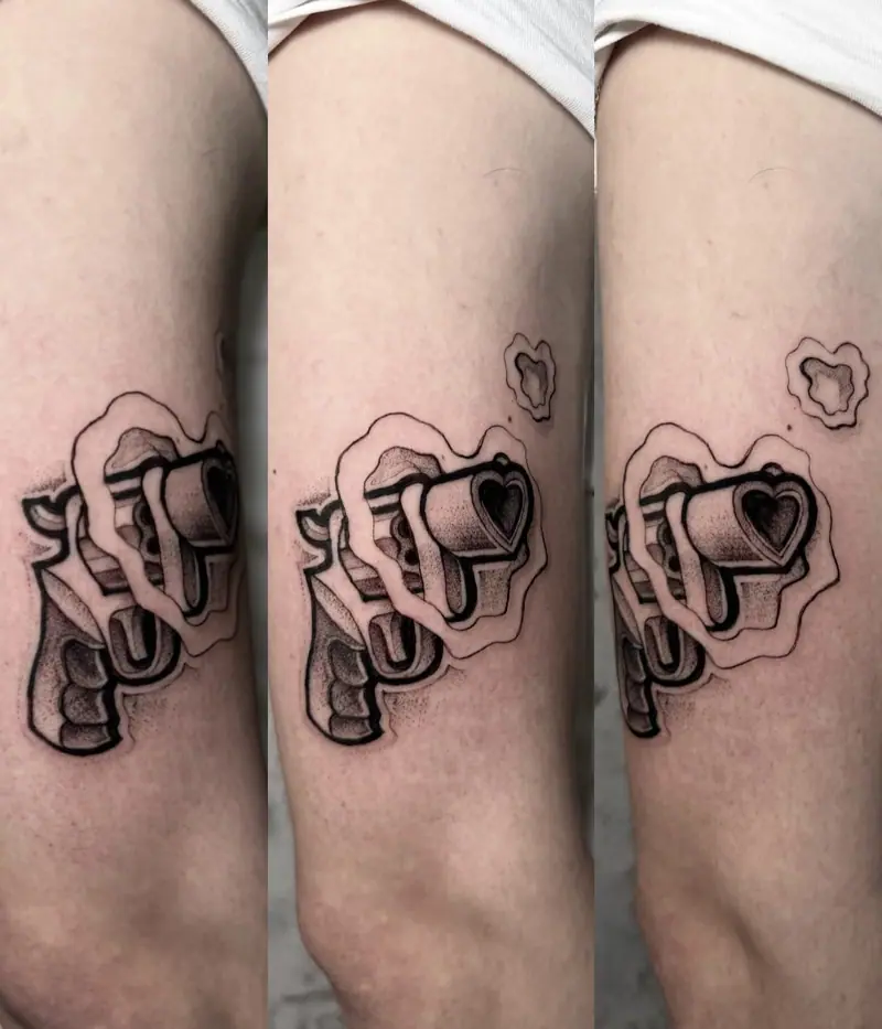 Hand mit Wasserpistole und Herz, feines Whip-Shading am Oberarm von Valeriia.