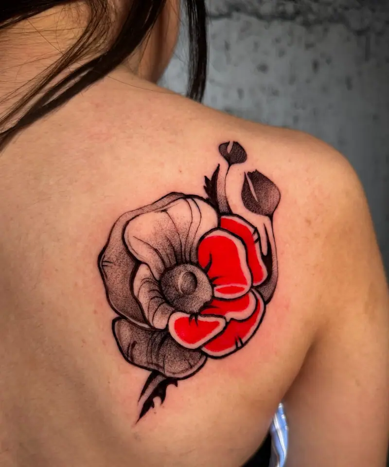 Rote Mohnblume im Neo-Traditional-Stil auf dem Schulterblatt, tätowiert von Valeriia.