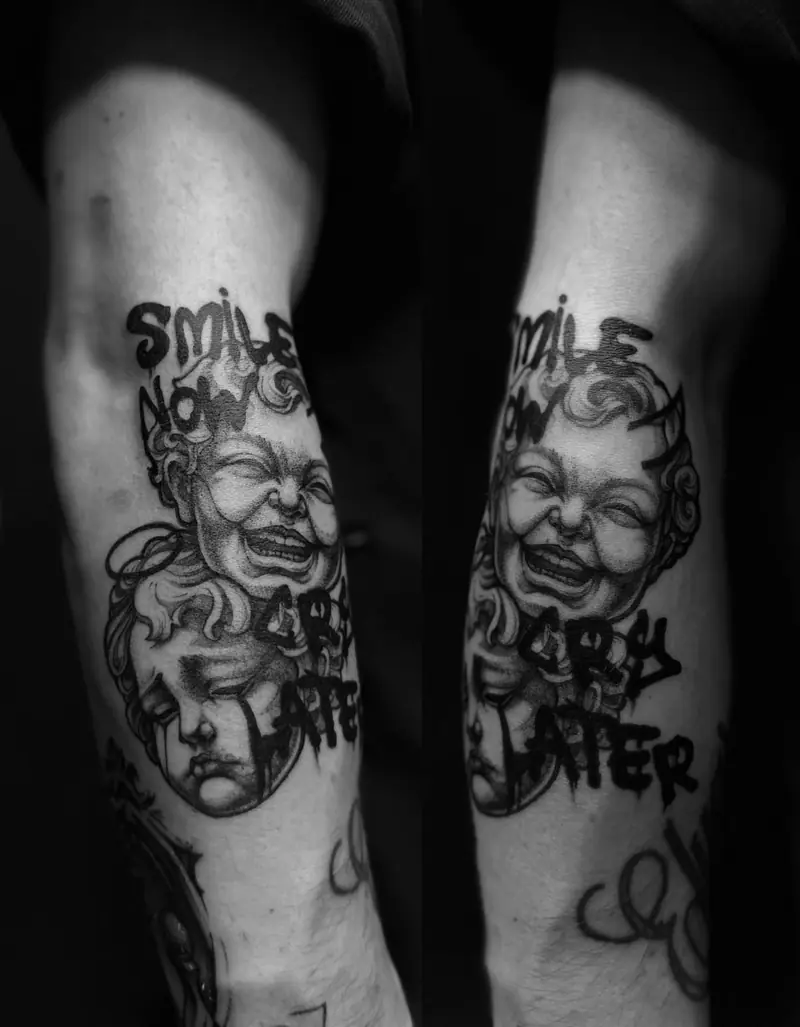 „Smile now, cry later“-Motiv mit zwei Gesichtern an der Wade, illustrativ von Valeriia.